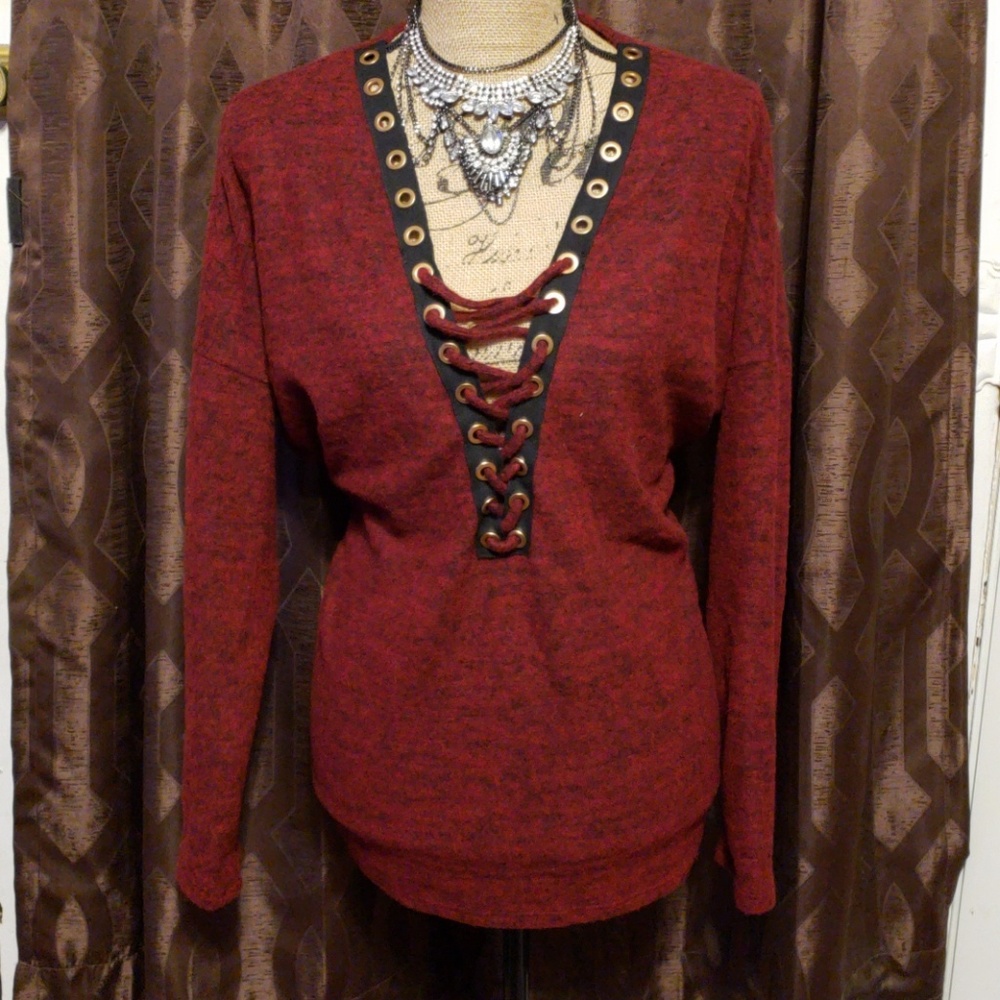 Long sleeve maroon top
